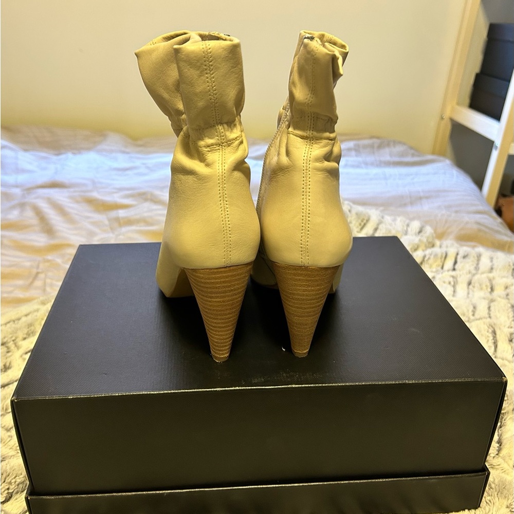 LeatAnkle boots. Zipper on the side. Great condition, like new. Great for Spring